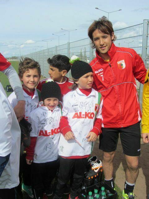 Hajime Hosogai und die Jungs von FCK