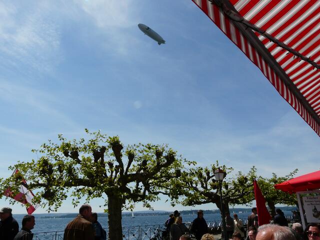 Zeppelin über Meersburg