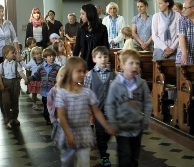 Hand in Hand kommen sie