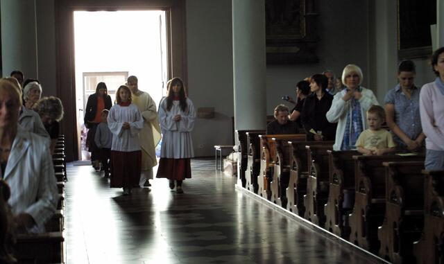 Der Einzug der Kinder. Voran die Ministranten und der Stadtpfarrer