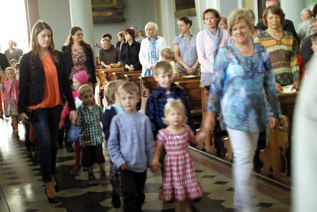 Erzieherinnen auch von den anderen Kitas schene aus der Bank den Einzug der Kleinen an