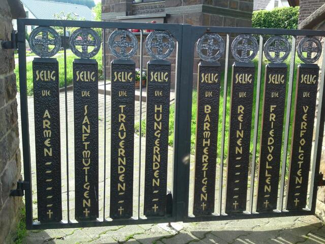 Das Friedhofstor mit den Seligpreisungen, fand die Idee wunderbar! Habe so etwas noch nie gesehen.