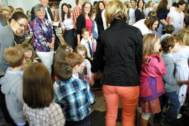 Auch den Kirchenbesuchern wird die Hand gereicht