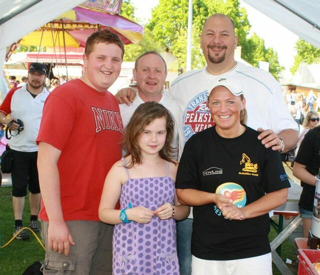 Fanfoto mit Jumbo Schreiner und Tina Schüßler in Stadtbergen für "Stunde des Herzens" mit dem Geschäftsmann E.Dillmann mit Kindern