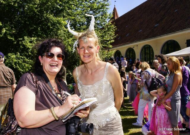 Elfenfestival 2012 auf Schloss Blumenthal. Organisatorin Julia Baus (rechts) im Gespräch mit myheimat-Reporterin Sabina Scherer
