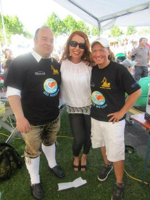 Fanfoto zusammen mit 1.Bürgermeister Paul Metz (links) und Stadtbergerns Sportprofi Tina Schüßler (rechts) für Stunde des Herzens