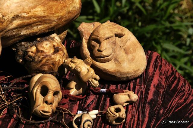 Elfenfestival 2012 auf Schloss Blumenthal - 'Aus dem rechten Holz geschnitzt' entstanden diese Kunststücke unter den Händen der Künstlerin
