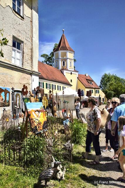 Elfenfestival 2012 auf Schloss Blumenthal. Strahlend blauer Himmel und ein märchenhaftes Gelände. Tausende zog es ins Elfenland