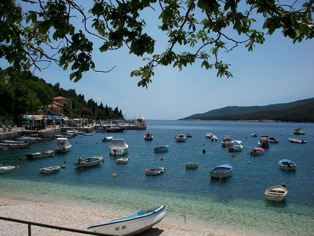 Rabac ist ein durch Tourismus gewachsenes und in der Hauptsaison sicherlich sehr lebhaftes Städtchen, Strandpromenade, Badestellen und Hafenidylle laden zum Verweilen ein