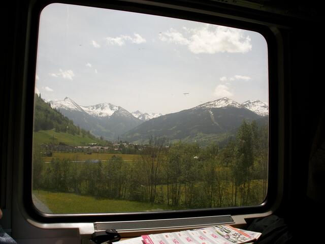 Mit dem Zug hin und zurück, entspannt durch herrliche Landschaften (hier in Österreich)