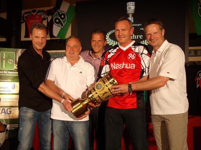 v.l.n.r. Jörg- Uwe Klütz, Karsten Surmann, Carsten Kruste, Roman Wojcicki und Jörg Sievers mit dem DFB Pokal