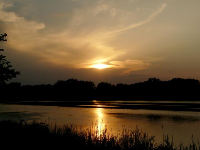 Sonnenuntergang am Wietzesee an einem wundervollen Maiabend bei lauen Temperaturen nach einem heißen Tag.