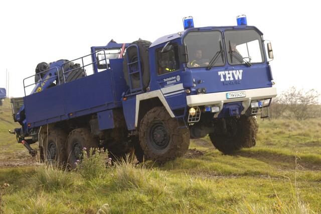 Es handelt sich zwar um einen „Kameraden“ aus Hildesheim, es handelt sich aber um eines der beeindruckensten Fahrzeuge des THW. In Sachen Geländegängigkeit steht dieser Riese dem Unimog in nichts nach! Übrigens wird der MAN auch auf der Technikshow zu sehen sein.