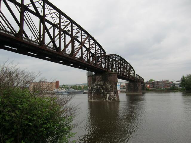 Die Alte Eisenbahnbrücke führt über die Weser