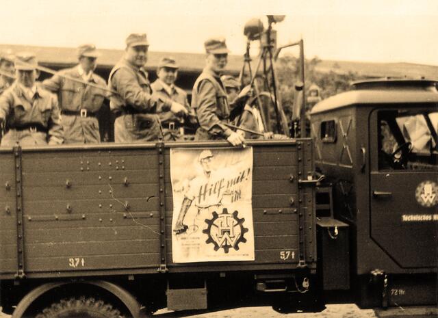 Die Fahrzeuge des THW waren immer schon vielseitig einsetzbar… Auch zur Helferwerbung beim Schützenausmarsch (siehe Poster an der Seitenwand).