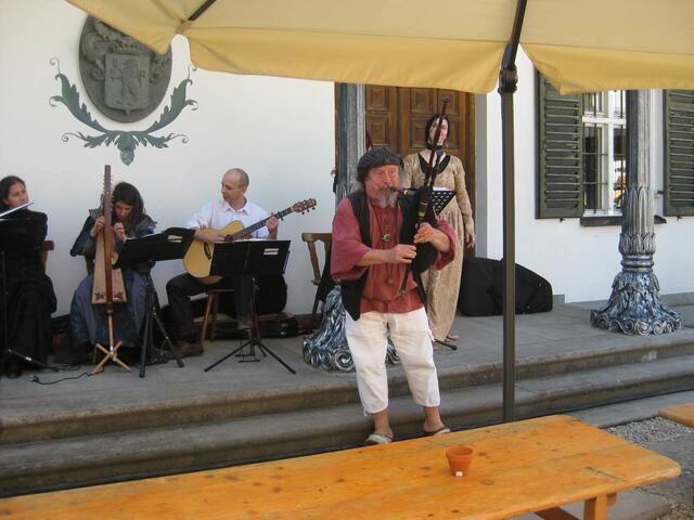 Historische Musik begleitet den Spaziergänger ...