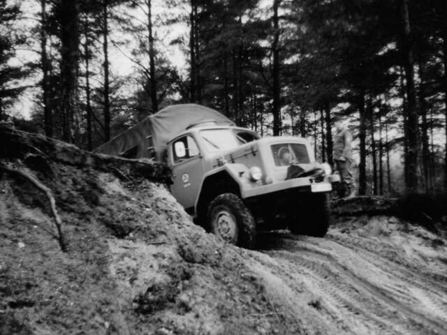 Das Foto stammt wohl aus den 60er oder 70er Jahren. Da das THW mit sehr langen Nutzungszeiten kalkuliert kann man nicht genau sagen, wann dieser LKW in Sarstedt im Einsatz war. Zu sehen ist aber, dass auch vor etlichen Jahren schon Fahrten unter schwersten Bedingungen möglich waren.