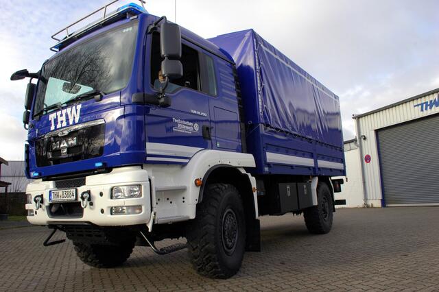 Das Neueste, was das THW in Sarstedt zu bieten hat. Einen wirklichen Eindruck, wie groß das neue Zugfahrzeug der FGr E ist, erhält man eigentlich erst, wenn man daneben steht – auch das ist am 02.06.2012 möglich.