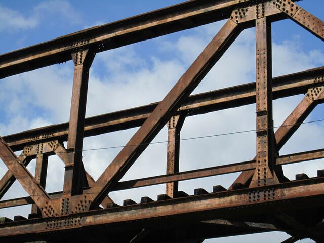 Die Brücke ist mit Rost überzogen