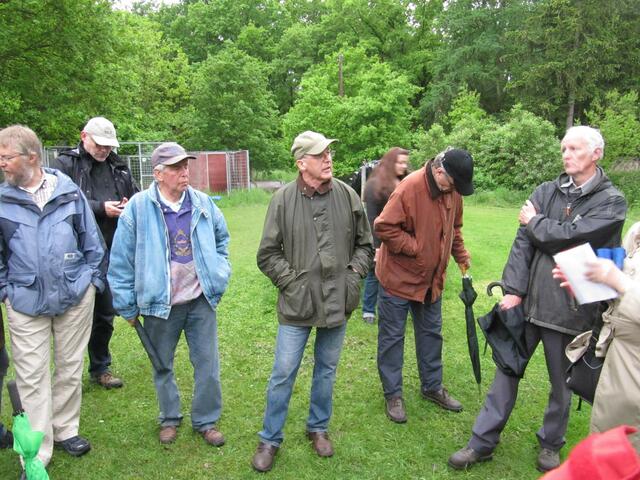 Herr Zander Naturschutzbeauftragter der Gemeinde Uetze (Bildmitte) gibt sein Statement ab: Er fordert eine neue aktuelle Kartierung des Tiervorkommens in Dollbergen auf dem Gasolingelände