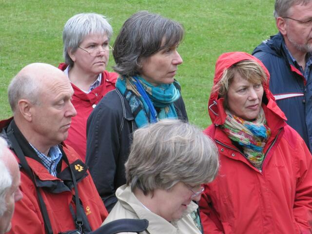 Drei Grüne hören aufmerksam zu: Georg Beu, Dina de Haas und Janina Grauert. Rechts oben im Bild: Wolfgang Tannenberg von der Bürgerinitiative Umweltschutz