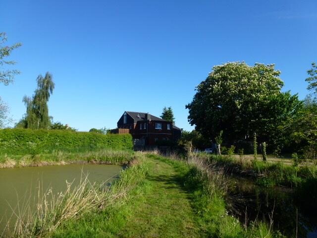 Blauer Himmel ... hier über der Alten Wassermühle in Lutterbek