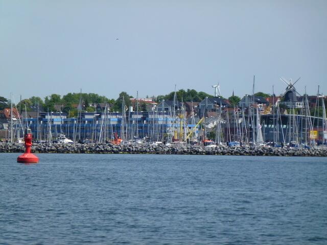 Laboe Hafen mit Windmühle