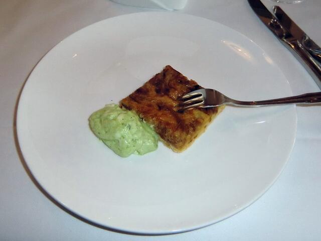 Als Amuse-Gueule gibt es eine Art Tarte mit Bärlauch-Mozarella-Creme.