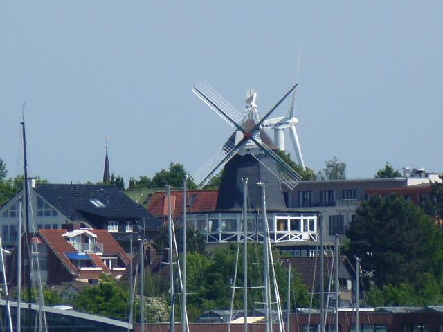 Windmühlen - die historische Mühle als ein Wahrzeichen von Laboe und eine "Windmühle" der modernen Technik zur  Energiegewinnung in der Zusammenschau