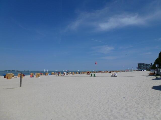 Weißer Strand im Sonnenlicht in Laboe