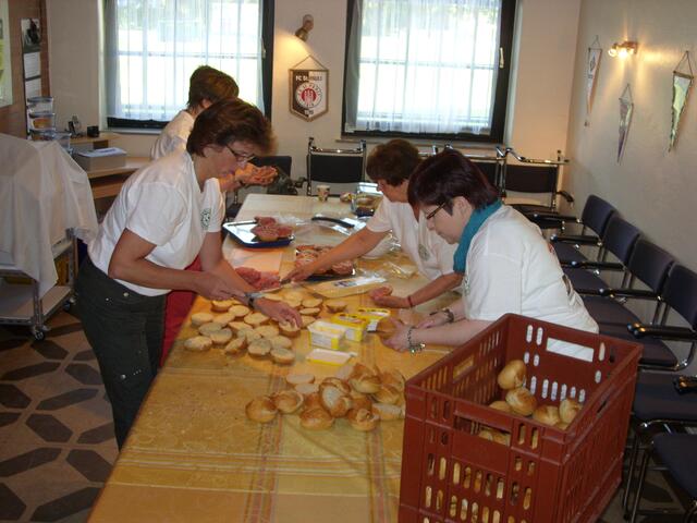 Fleißige Helferinnen beim Brötchen belegen.