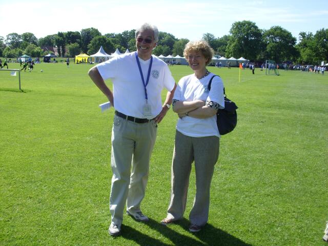 Der 2. Vors. des RSE Alfred Runge im Gespräch mit Jutta Goldbach (Vors. Kinderschutzbund Burgdorf)