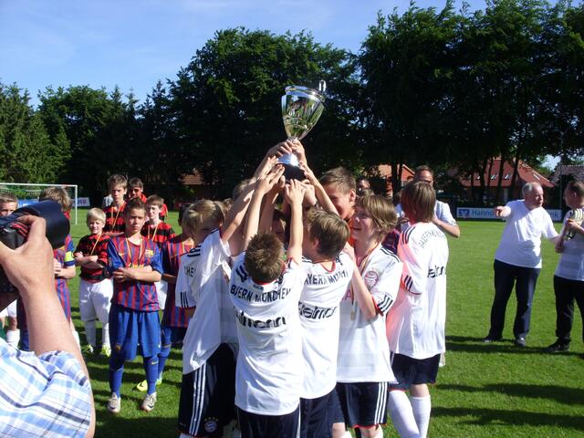 Hoch den Pokal - die Sieger aus Leveste.