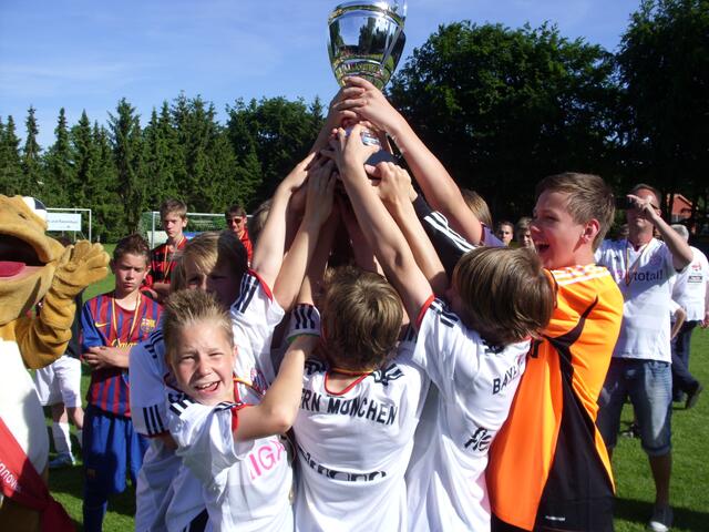 Hoch den Pokal - die Sieger aus Leveste.