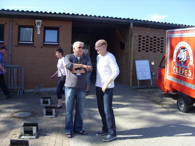 Jürgen Stern, 1. Vors. RSE und Heiko Rehberg, Sportchef der Hannoverschen Allgemeinen Zeitung im Gespräch. Von links.