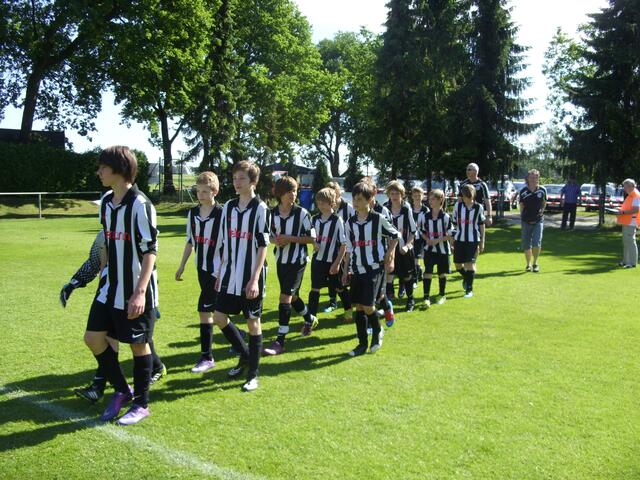 Einmarsch der Mannschaften zur Begrüßung: FC Springe