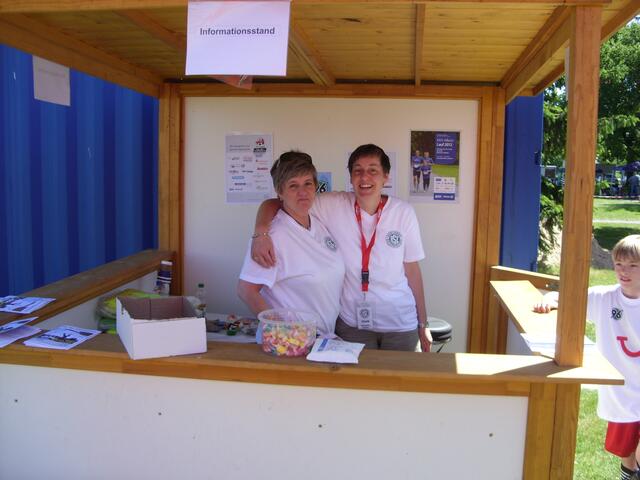 Die zwei Damen vom Info-Stand: Manuela Grabowski und Alexandra Gerber; v.links.
