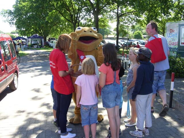Die Sparkasse Hannover mit Maskottchen Max Moorfrosch verteilt kleine Geschenke an die Kinder