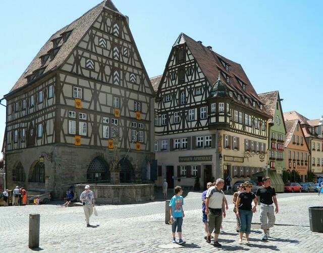 Marktplatz vor dem St. Georgsbrunnen
