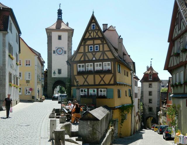 Links der Siebersturm, rechts geht es abwärts zum Kobolzeller Tor
