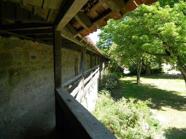 Weiter im Uhrzeigersinn an der Mauer entlang