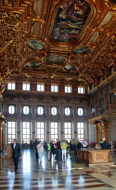 Aber wenn man dann im Goldenen Saal die hohe Decke sieht ... da möchte ich auch keine Luftballons 'runterpulen :-))