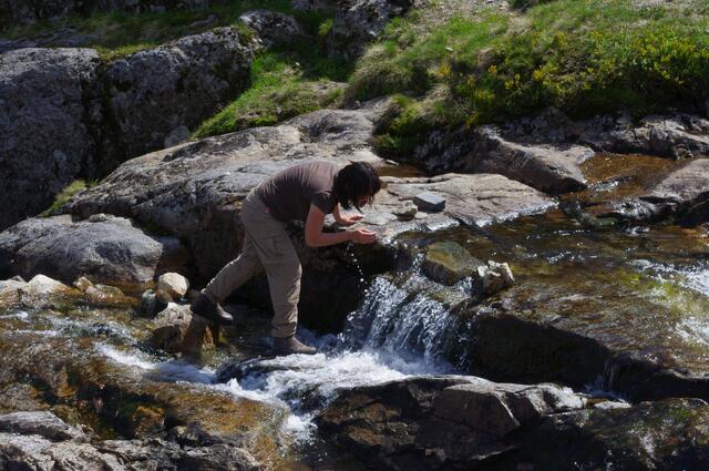 Klares, sauberes, kaltes norwegisches Gebirgswasser erfrischt!