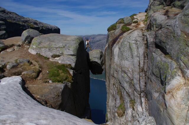 Ich hatte nicht den Mut, mich ganz auf den Stein zu stellen (er war etwas sandig), zumindest aber mit einem Bein und freihändig. Unter dem Stein 1000 m Tiefe bis zum Fjord und keinerlei Sicherung!