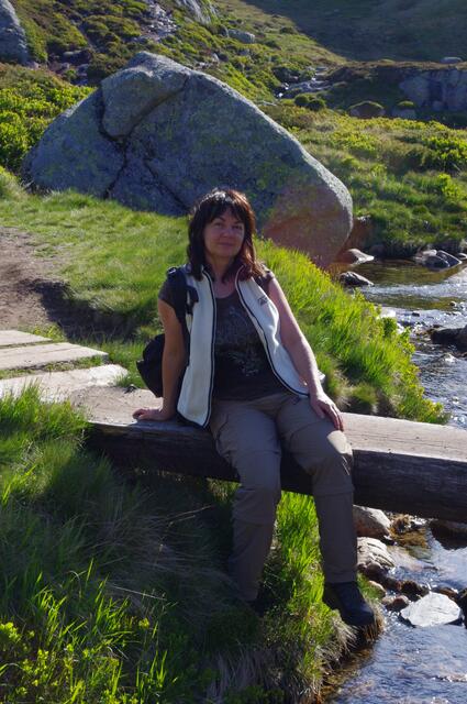 Kurze Rast an einem Gebirgsbach