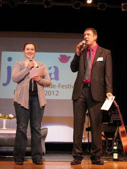 Jona-Gemeindefestival in Stadtallendorf:  Pfrin. Svenja Neumann und Pfr. Armin Beck moderieren die Auftaktveranstaltung