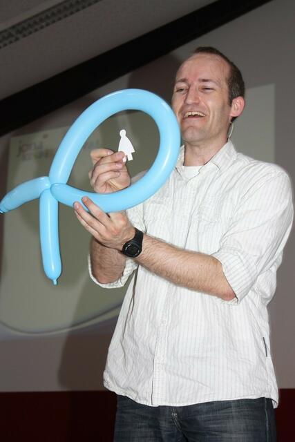Jona-Gemeindefestival in Stadtallendorf: Auftritt von Mr. Joy beim Kinderfestival in der Mehrzweckhalle
