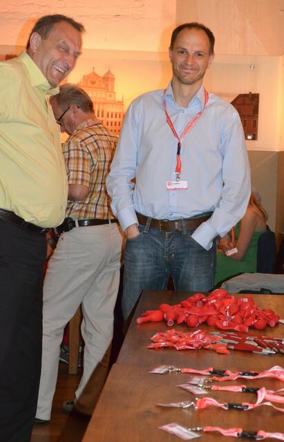Clemens und Boris am "myheimat Gabentisch"... *;o)