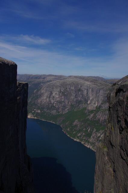 Der Vorsprung mit den Basejumpern: die 2. Stufe links im Bild. Von oben kann man schlecht einschätzen, dass sich der Fjord in 1000 m Tiefe befindet.