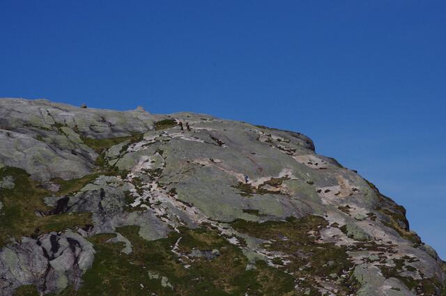Bei genauem hinsehen, erkennt man die Basejumper, die uns vorausgingen. Hier war keine Sicherung durch Seile angebracht.Die Steilheit des Bergs lies sich auf dem Foto leider schlecht einfangen.